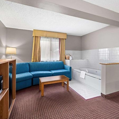 Super 8 By Wyndham Waverly Exterior photo