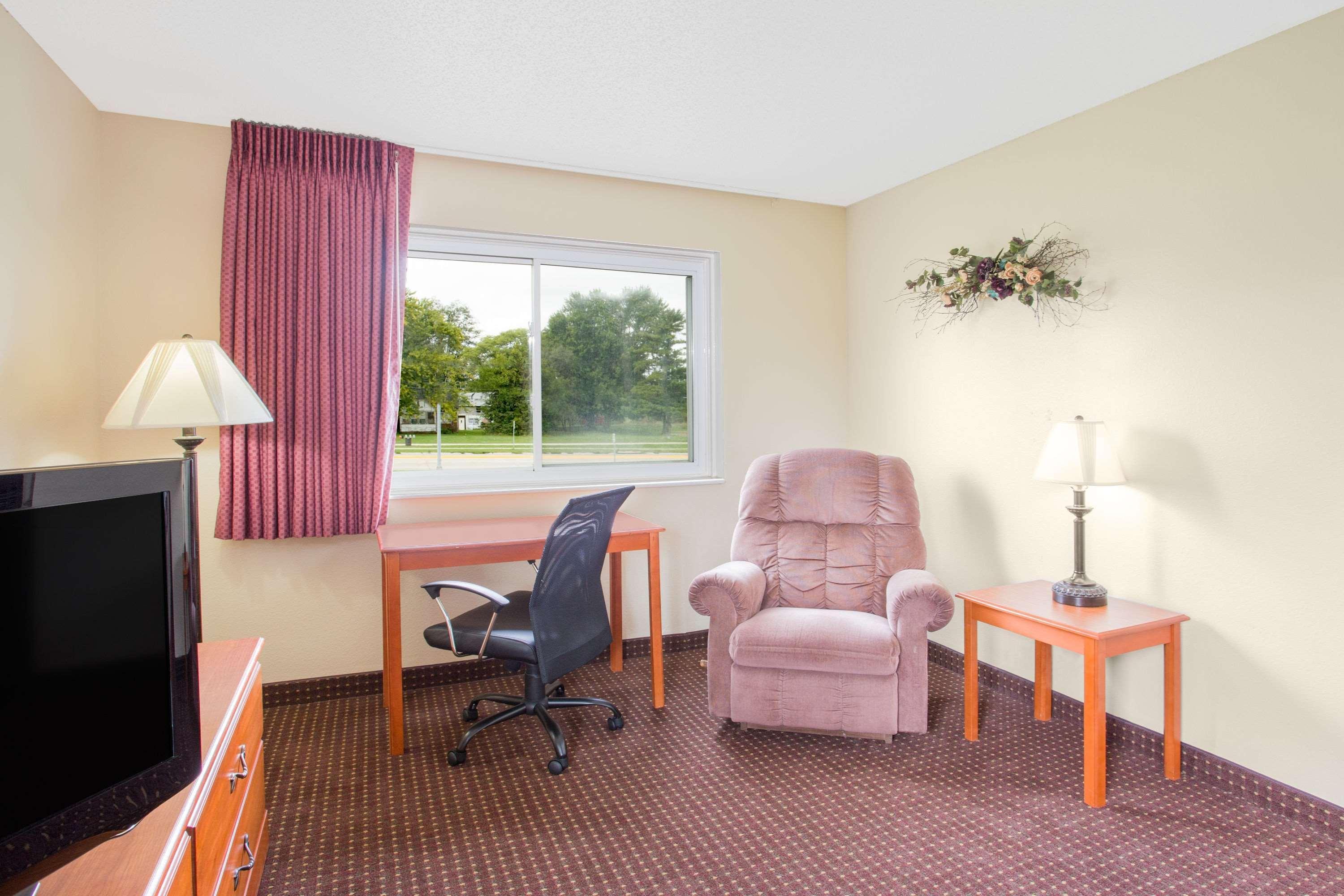 Super 8 By Wyndham Waverly Exterior photo