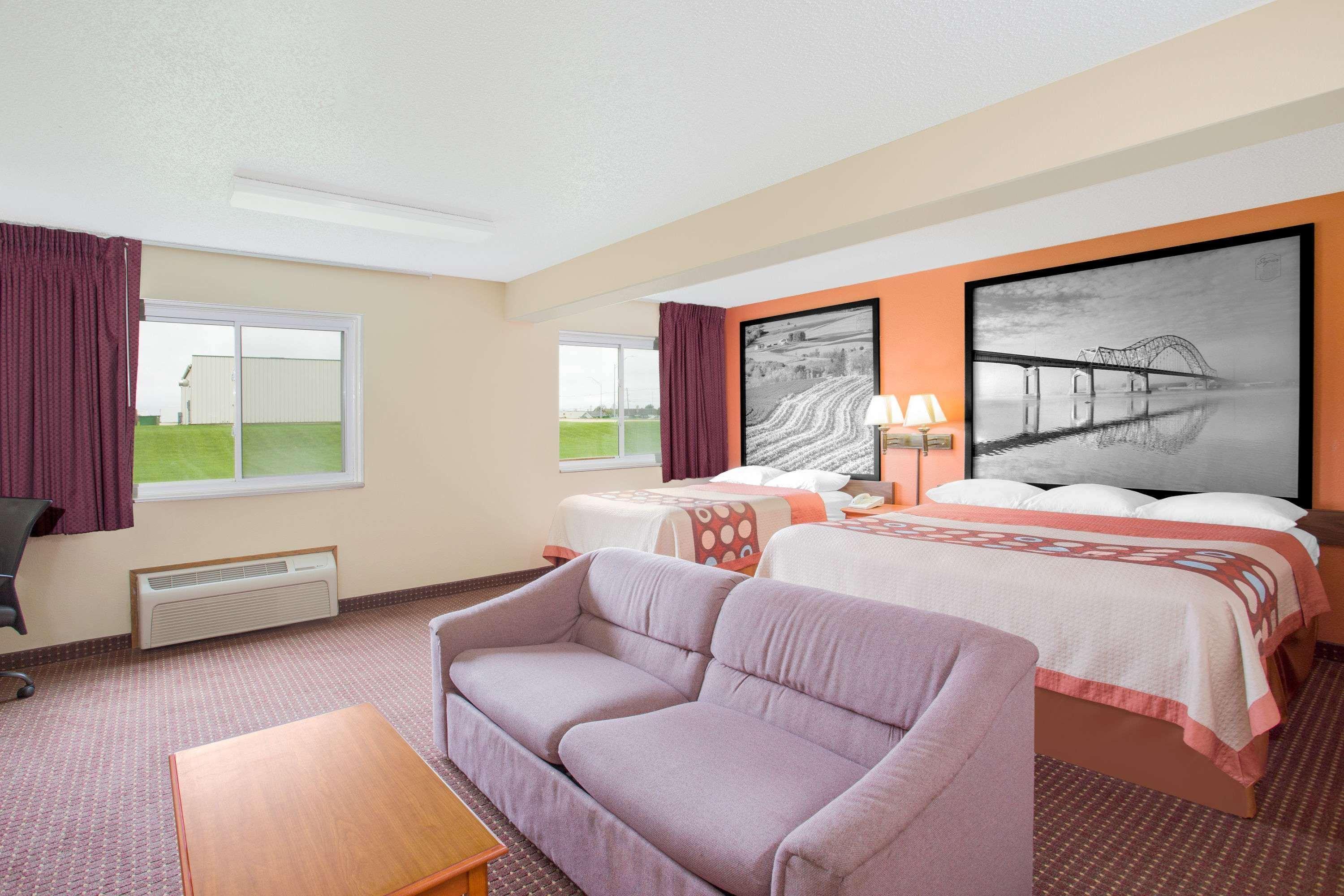 Super 8 By Wyndham Waverly Exterior photo