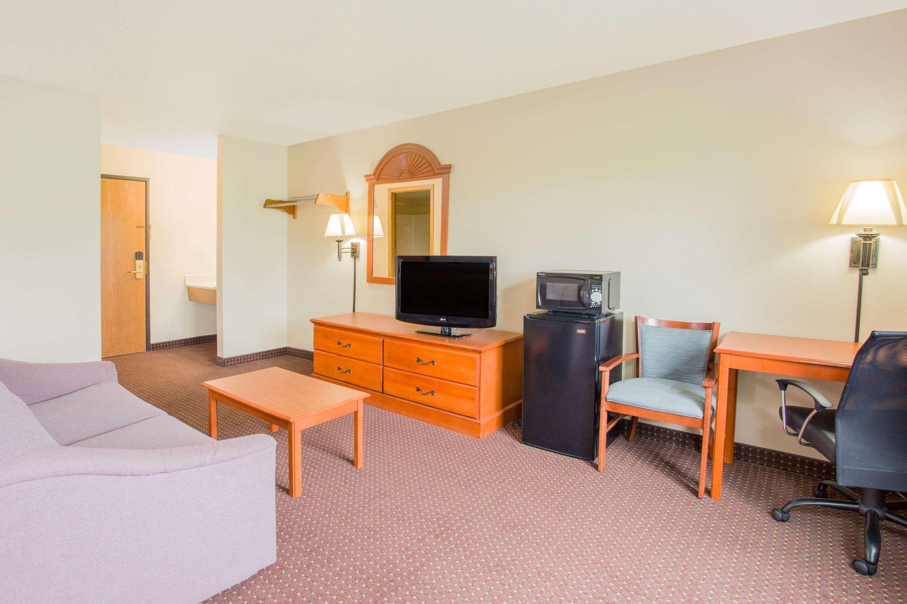 Super 8 By Wyndham Waverly Exterior photo