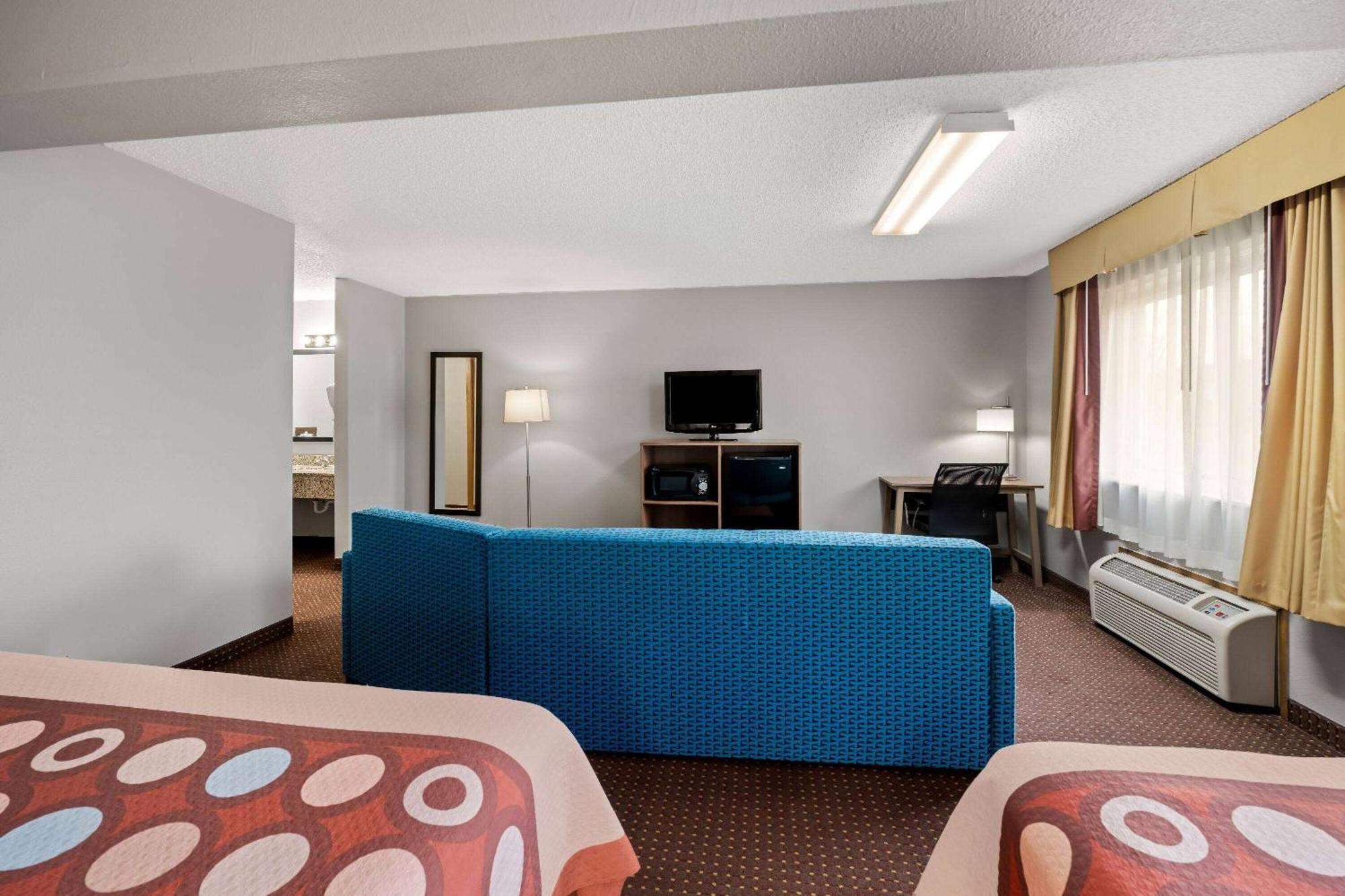 Super 8 By Wyndham Waverly Exterior photo